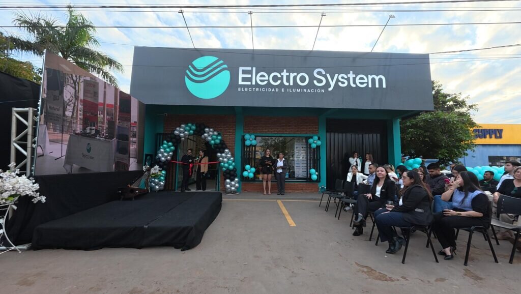 Fachada de la sucursal de Electro System en Concepción durante el acto de apertura