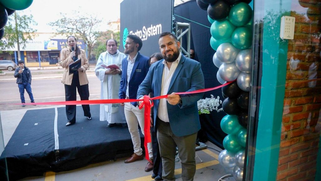 Corte de cinta y bendición de las instalaciones en la inauguración de la sucursal Concepción