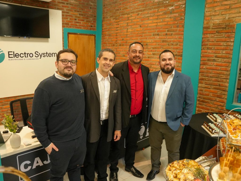 Directivos de Electro System en el interior de la nueva sucursal de Concepción